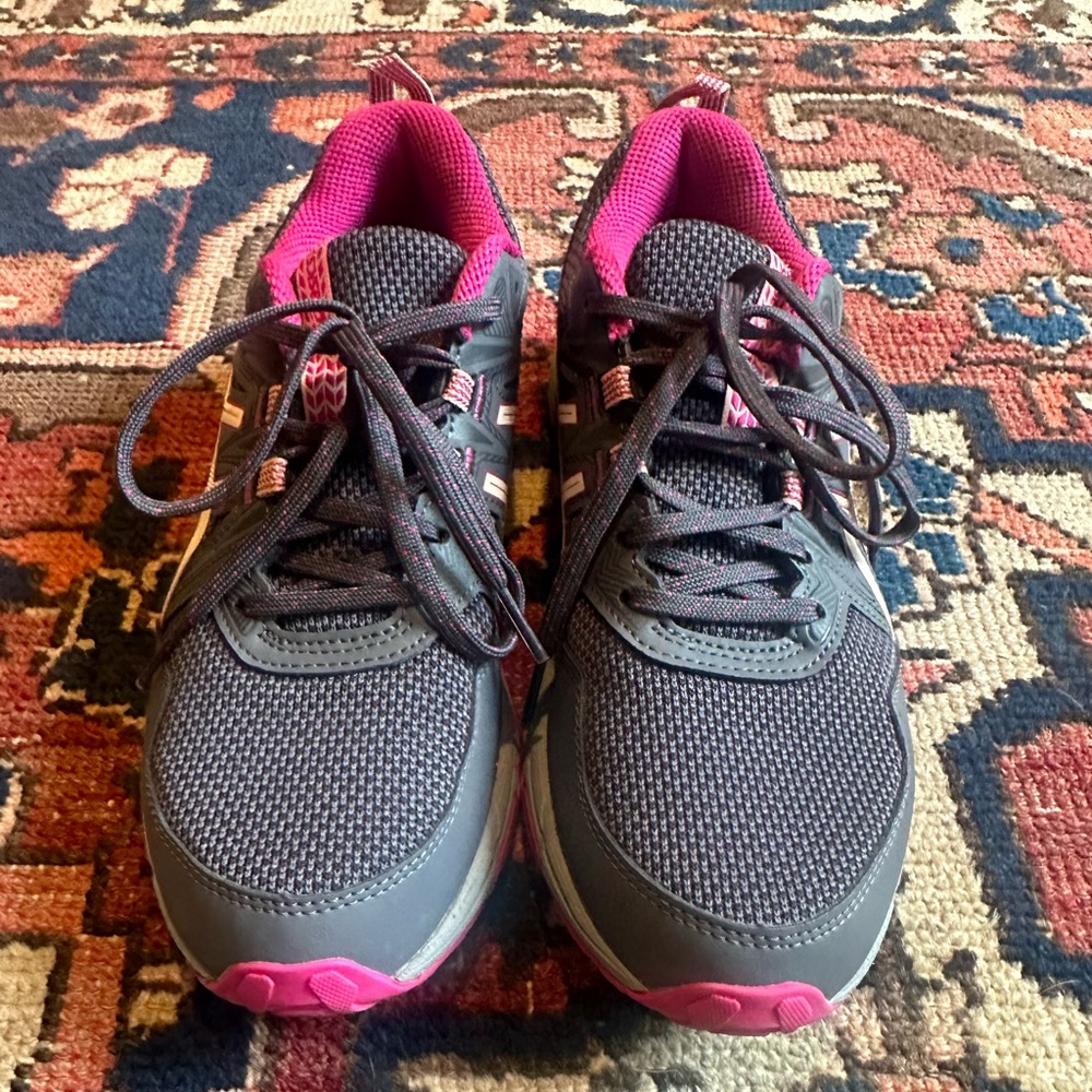 ASICS tennis shoes EUC